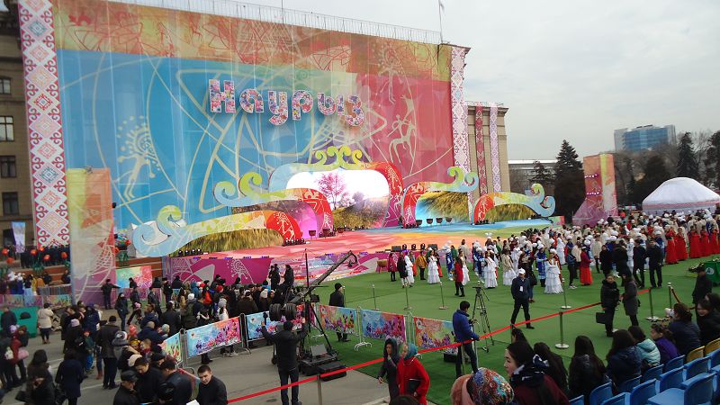 Аспаннан нұр жаудырып, Әз-Наурыз келді еліме!