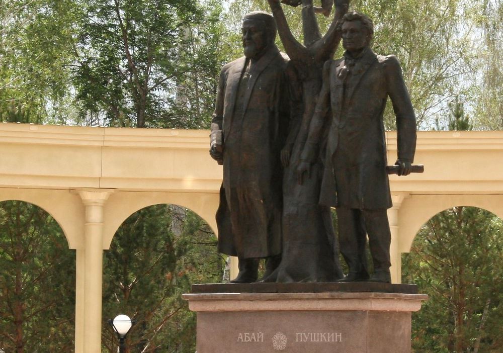 Елдіктің еңселі ескерткіштері