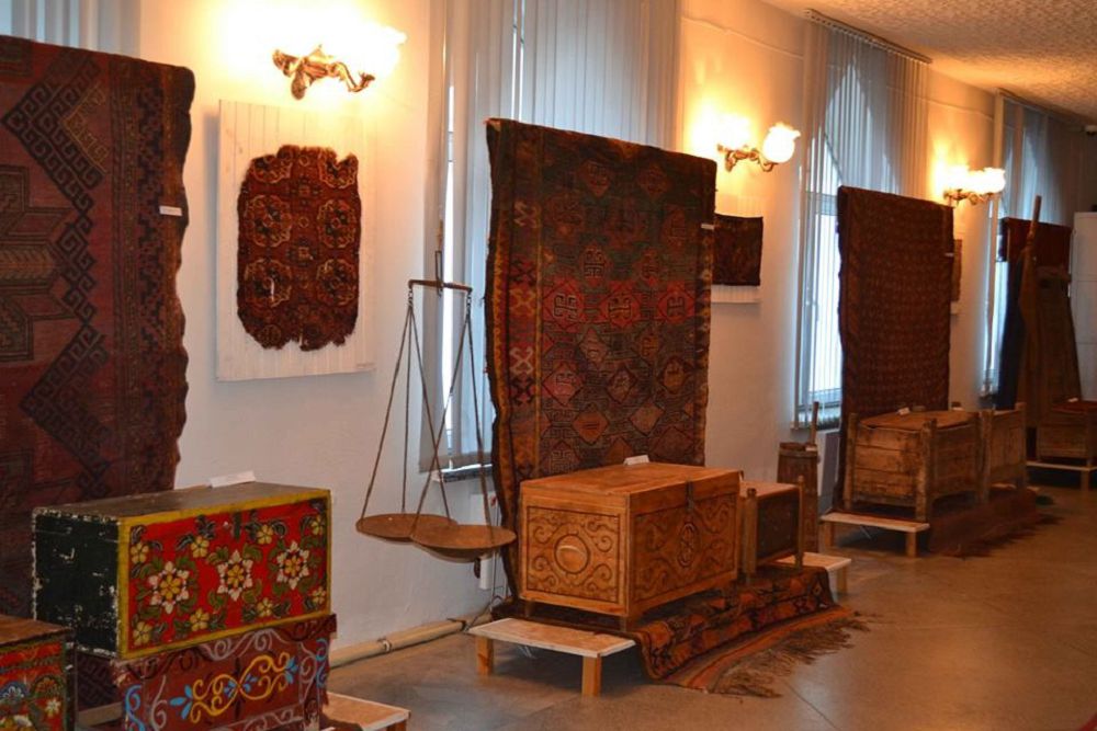 Сағадиев «Абай жолы» көрмесін тамашалады