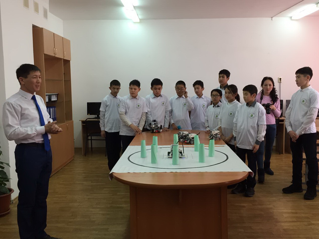 Ауыл балалары робот құрастыруға кірісті