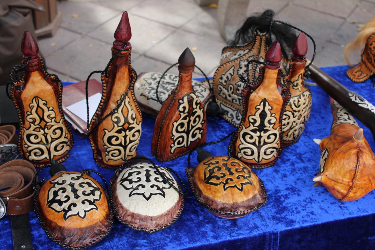 Қолөнерді қолдап отыр