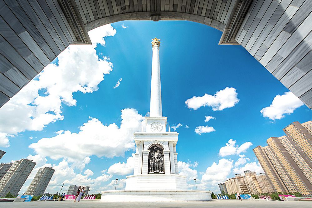 Біз бірге болуға тиіспіз