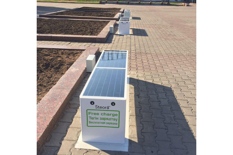 Астанада ұялы телефонды тегін қуаттайтын орындықтар орнатылды