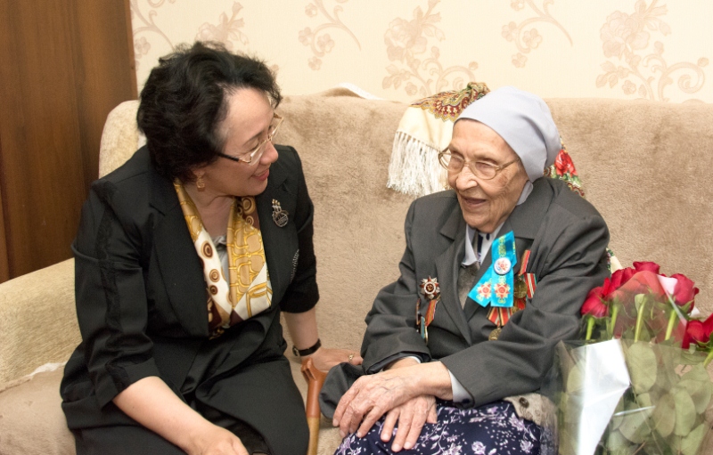 Ұлттық комиссия мүшесі соғыс ардагерін құттықтады