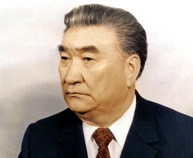 Шәкәрімнің қолына су құйған