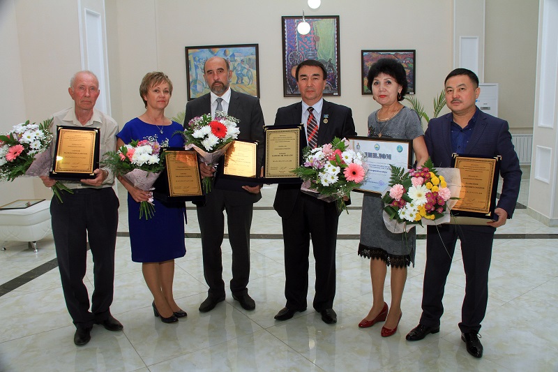 Өскеменде иегімен сурет салатын суретші облыс әкімінің сыйлығын алды