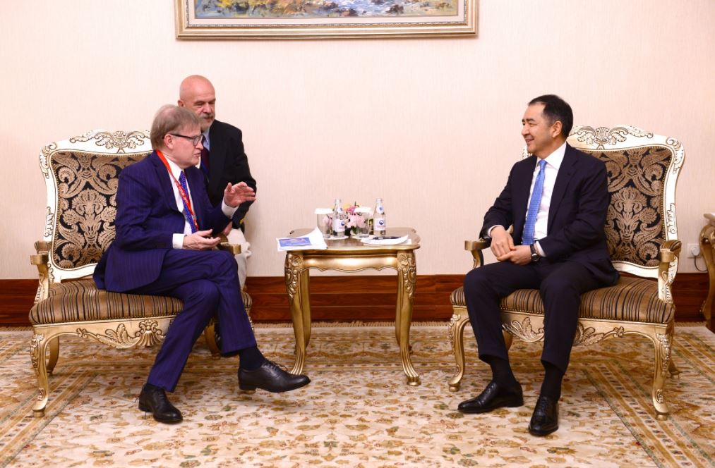 Сағынтаев АЭФ алаңында танымал сарапшы-экономистермен кездесті