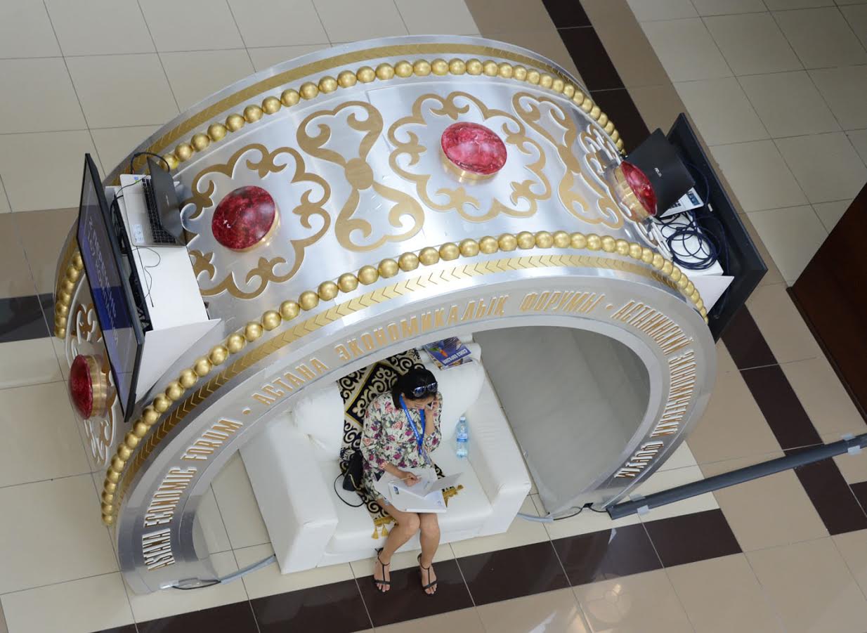 Ұлттық нақыштағы АЭФ (фото)