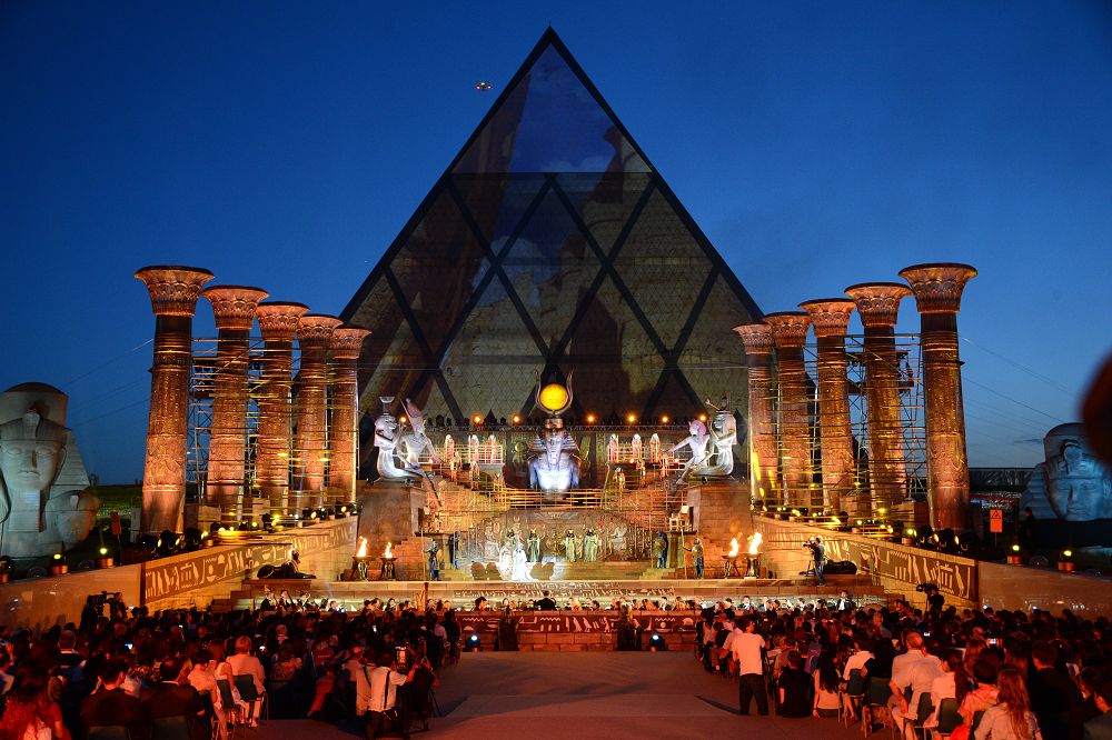 Ашық аспан астындағы «Аида»