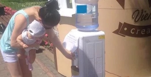 Астаналық азамат көшеге тегін су кулерін орнатты