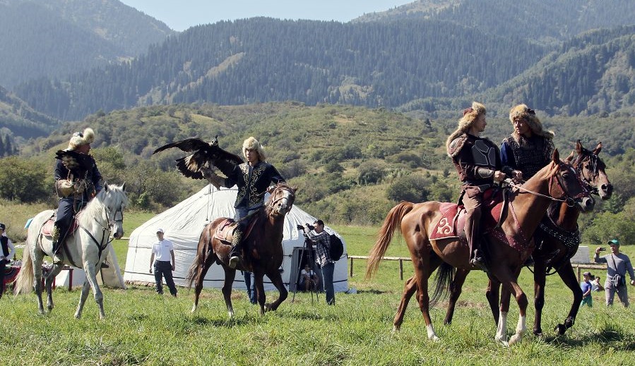 Қиырдан келсе қандастар...