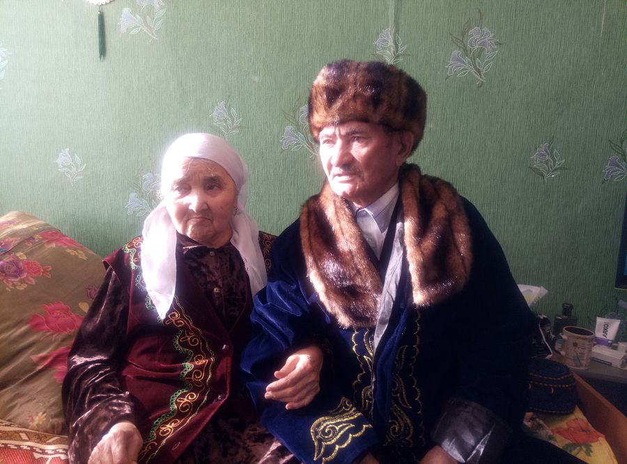 Қызылда отыр топ қазақ