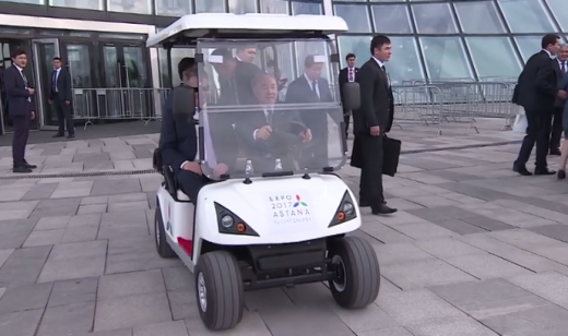 Елбасы "ЭКСПО" көрмесін электрокармен аралады