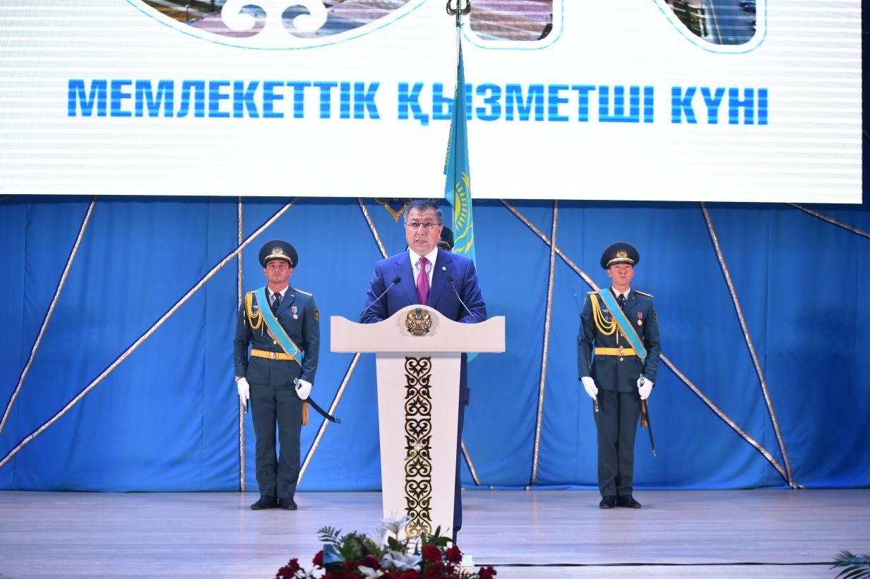 ОҚО-да «Мемлекеттік қызметші күніне» орай бірқатар азаматтар марапатталды