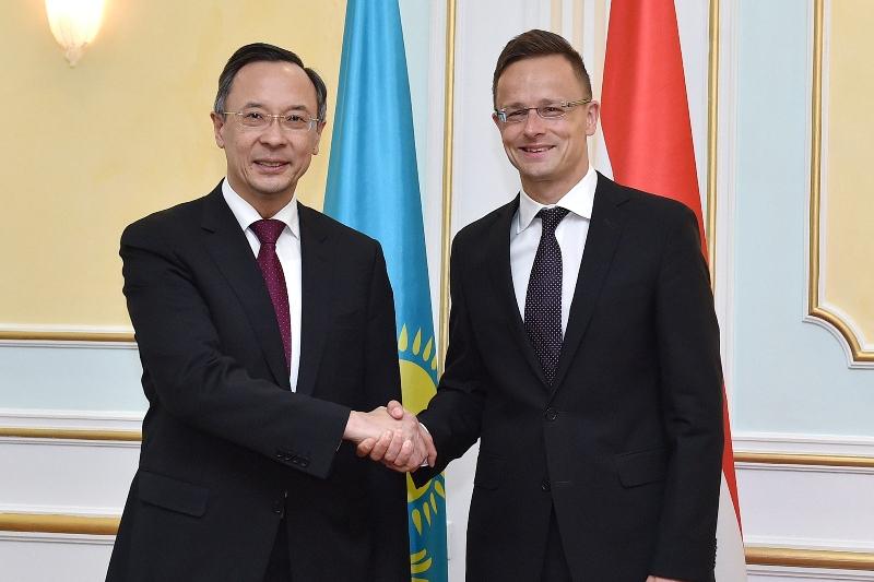 Қайрат Әбдірахманов Венгрияның Сыртқы істер және сыртқы экономикалық байланыстар министрімен кездесті