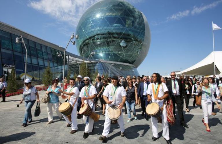 Барабаншылар шеруі келушілерді баурады