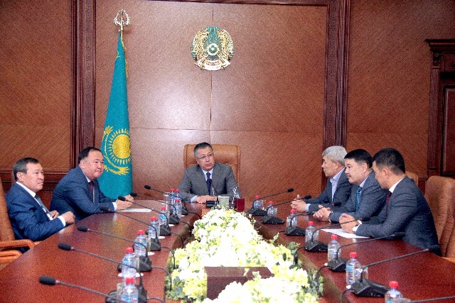 Түймебаев Парламент депутаттарымен өңірді дамыту жайын талқылады