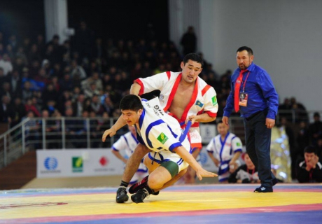 Жас балуан бұрынғы "Қазақстан барысын" жарыс жолынан тайдырды