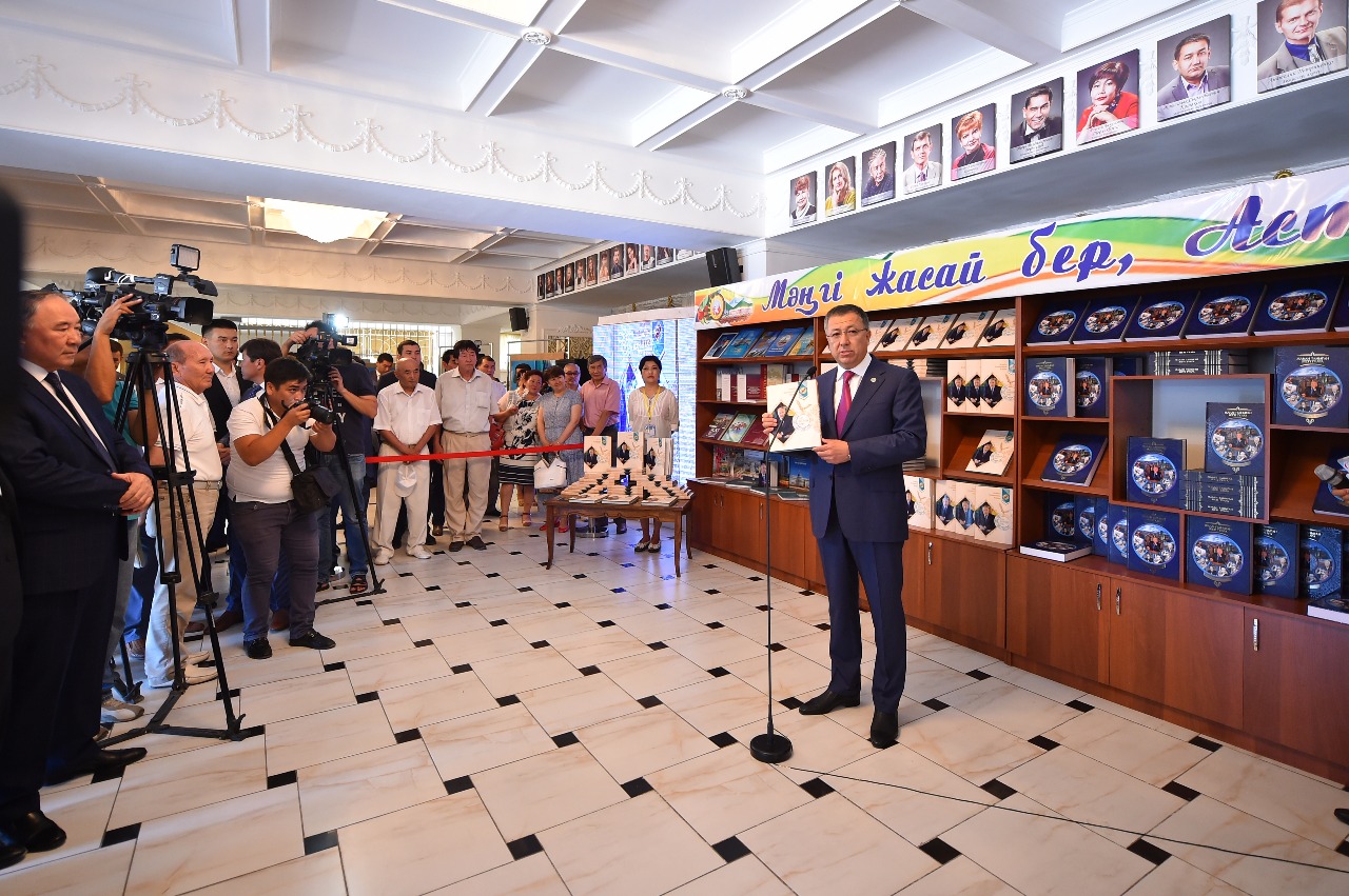 Шымкентте Астана күніне орай Елбасы туралы қос кітаптың тұсауы кесілді