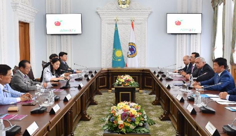 Алматы әкімі Қазақстанмен достық жөніндегі жапон лигасы төрағасымен кездесті