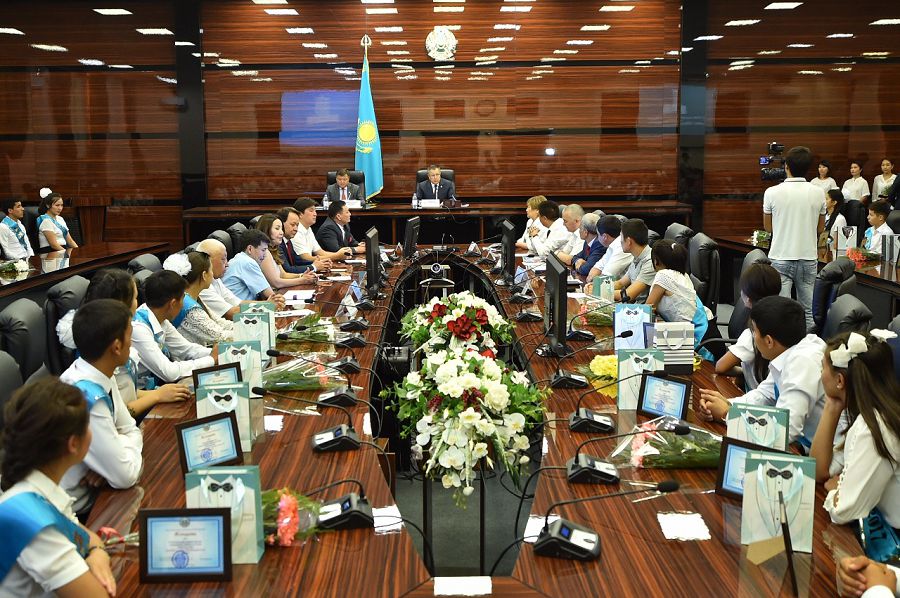 ОҚО-да жетім және ата-анасының қамқорлығынсыз қалған 95 түлекке ЖОО-ға тегін жолдама берілді