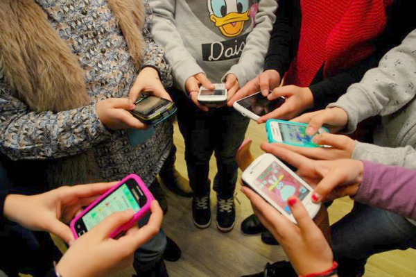 Телефонға телмірген тірлік