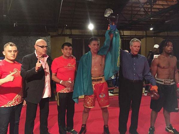 Қазақ боксшысы кәсіпқой рингтегі алғашқы жекпе-жегінде қарсыласын нокаутқа түсірді