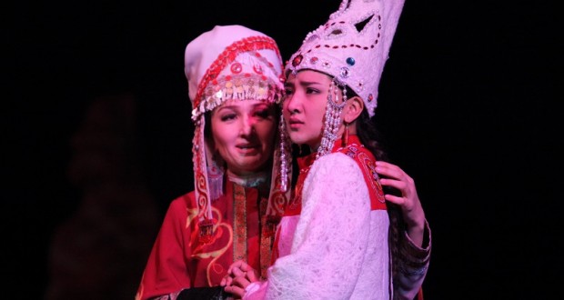 «Еркем» деп еркелетіп,  «кенжем» деп кекілін тарайтын...