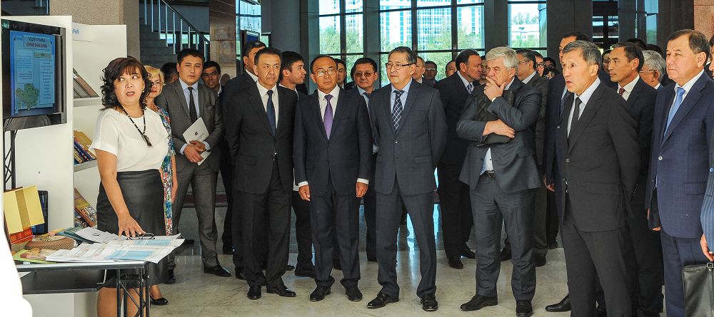 Көне кітаптар мен қолжазбалар көрмесін тамашалады