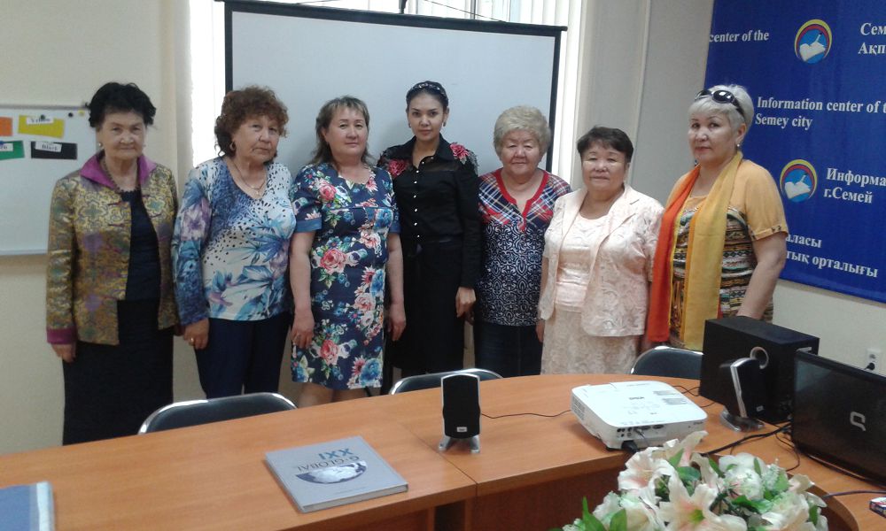 Семейлік зейнеткерлер ағылшын тілін үйреніп жүр