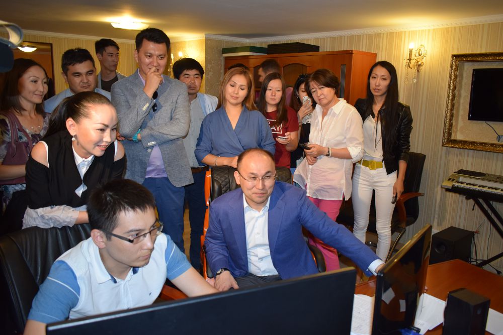 Абаев Алматыдағы түсірілім алаңында болып қайтты