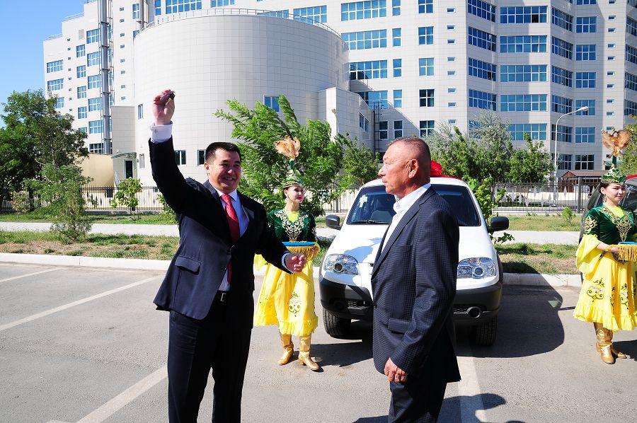 Ембінің үздік қызметкерлеріне автокөлік табысталды