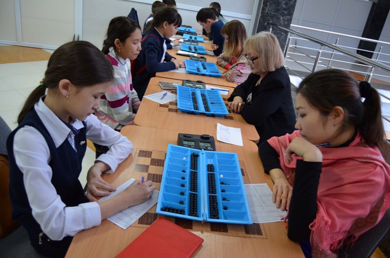 Павлодарда Тоғызқұмалақтан өткен флешмобқа 10 мың оқушы қатысты 