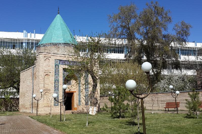 Нұрсұлтан Назарбаев «Төле би кесенесі» сәулет кешеніне барды