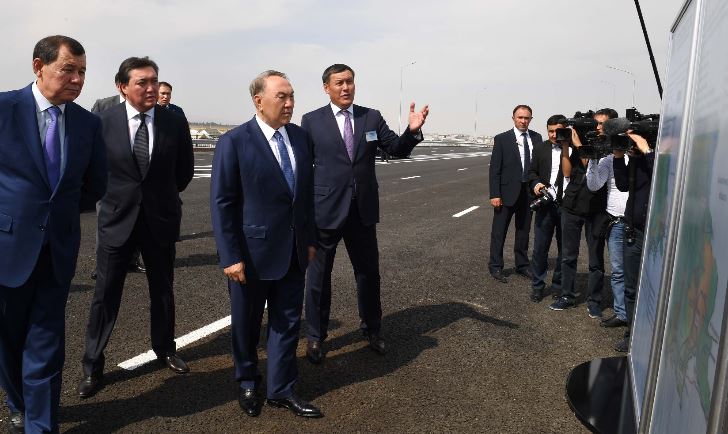 Назарбаев көлікке арналған жаңа көпір құрылысын көрді