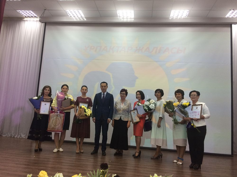 Отбасылық еңбек өтілі 100 жылдан асқан ұстаздар марапатталды