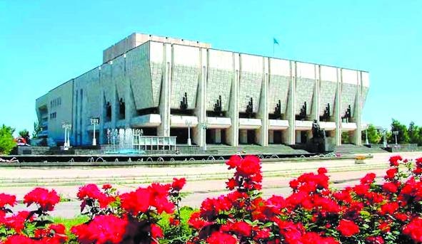 «Әкемтеатр» Атырауда өнер көрсетті