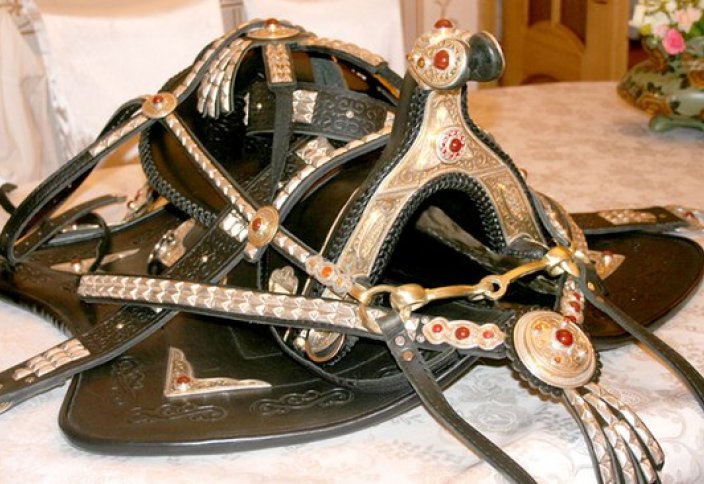 Ат әбзелдеріне арналды 