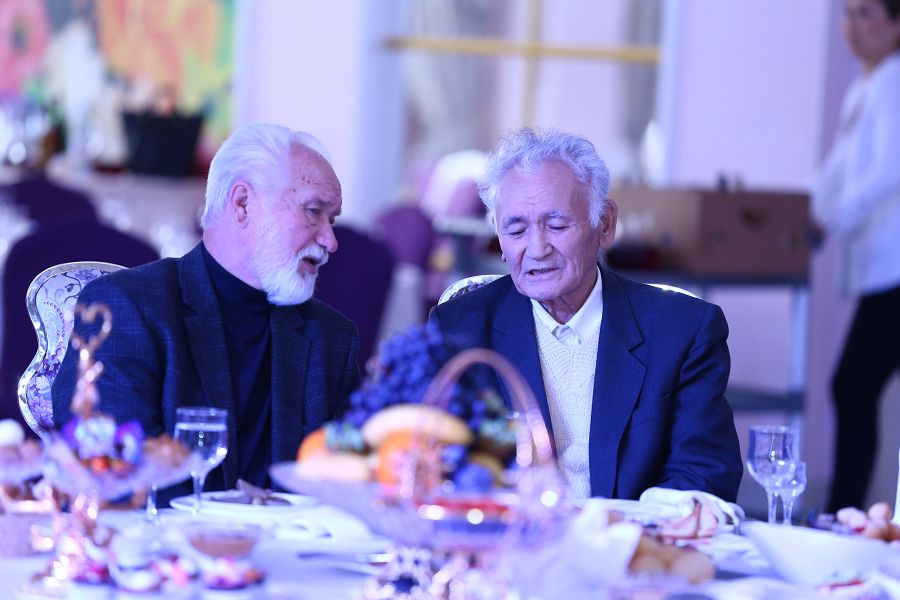 Ақтөбеде Қарттар күніне орай зейнеткерлер мен ардагерлерге 110 млн теңге аударады

