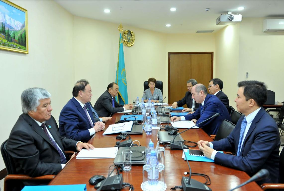 Сенаторлар Қазақстанның АИИБ-ге қатысу шарттарын талқылады
