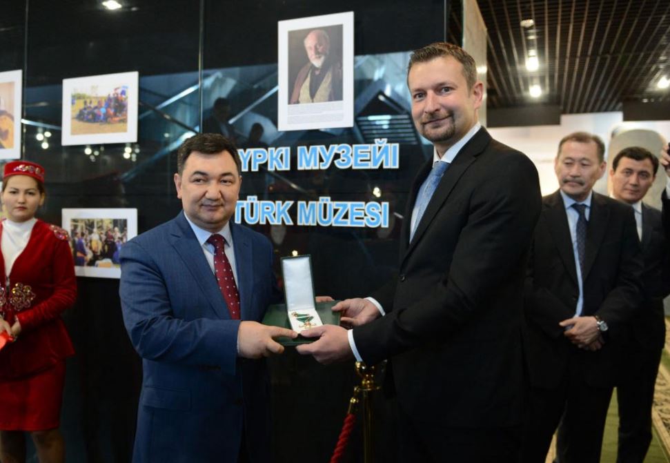 Венгрия елшісі Түркі академиясы басшысына орден табыс етті