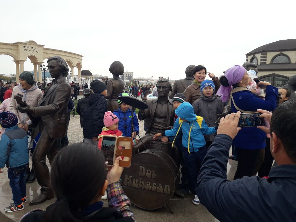 Атырауда ретро-саябақтың ашылуына 3 мыңнан астам адам жиналды