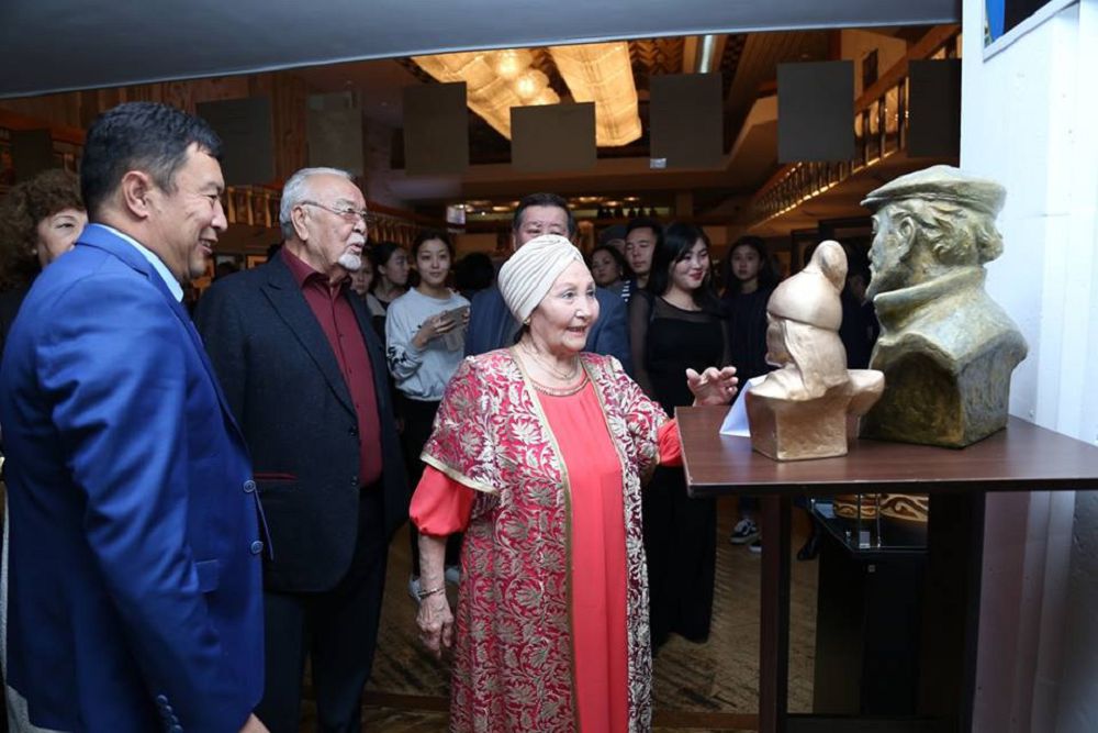 Әуезов театры 92-маусы­мы­н ашты