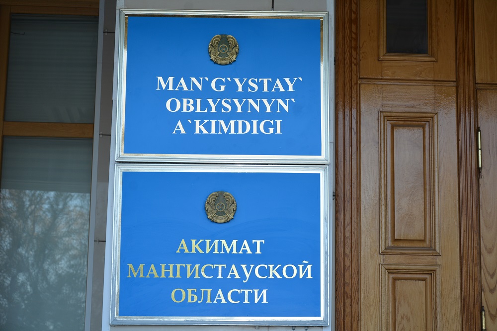 Маңғыстауда мекемелердің атауы жазылған маңдайшалар латын әліпбиіне көшірілді