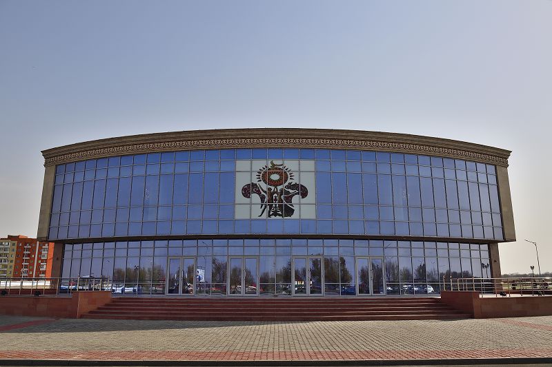 Бір күнде ашылған қос сарай