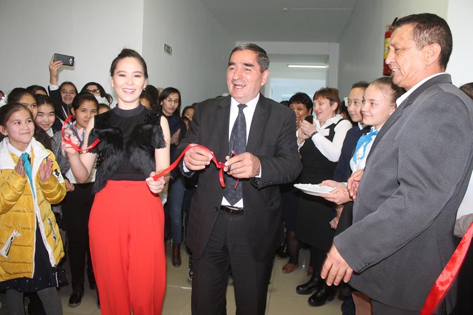 Әнші Индира өзі оқыған мектепке 10 компьютер тарту етті