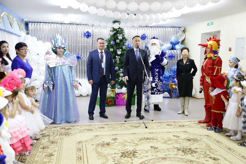 Қостанай облысының әкімі Рудный балалар үйіне сыйлық жасады