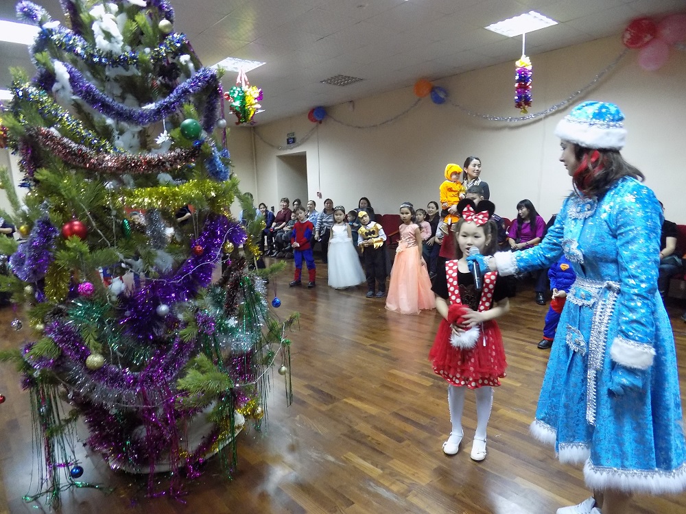 Семейде Полиция қызметкерлері балаларға жаңа жылдық кеш ұйымдастырды