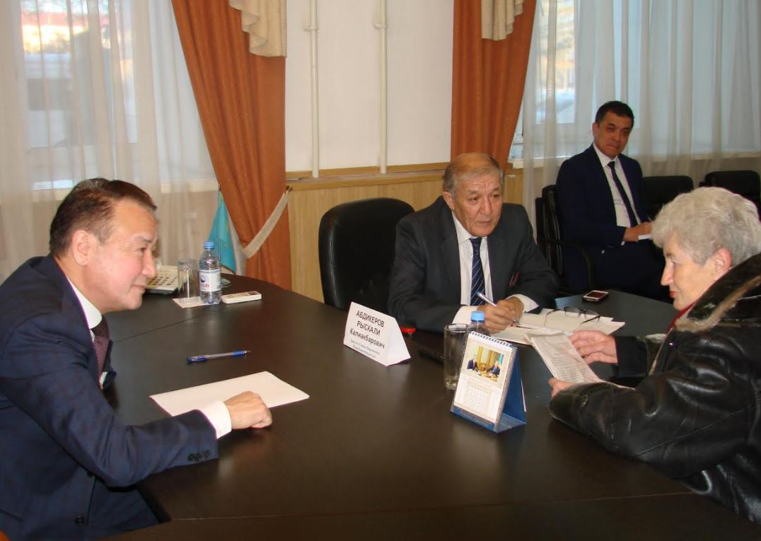 Сенатор Р. Әбдікеров Қарағандыда азаматтарды қабылдады