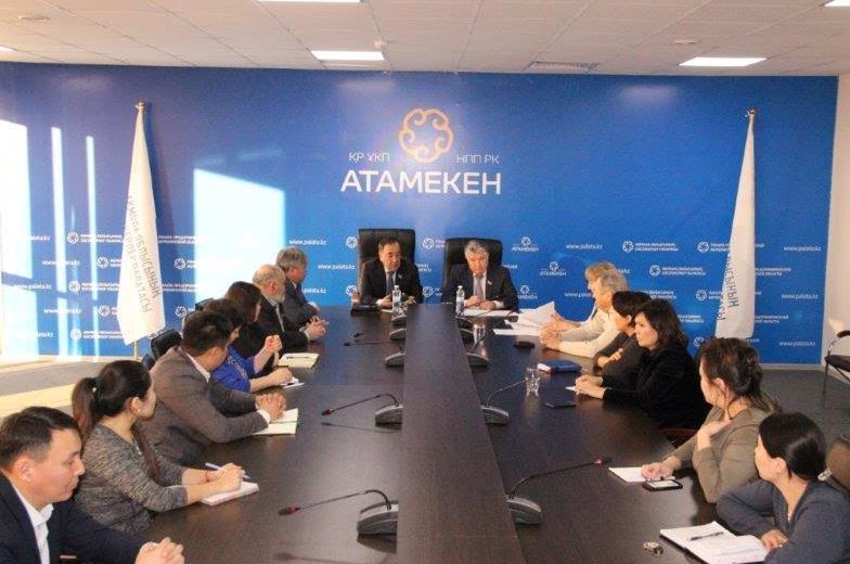 Сенаторлар Ақмола облысының кәсіпкерлерімен жаңа Салық кодексін талқылады